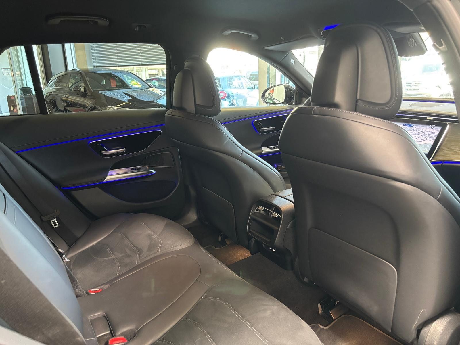 Fahrzeugabbildung Mercedes-Benz E 220 d T AMG AHK+WINTERPKT+NIGHT+DISTRO+CARPLAY