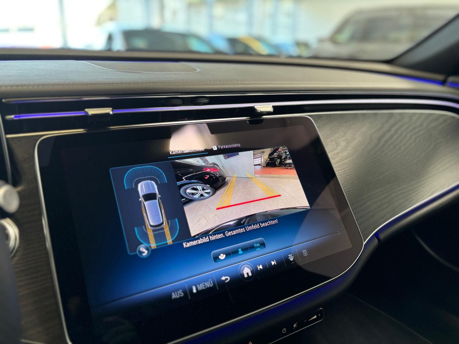 Fahrzeugabbildung Mercedes-Benz E 220 d T AMG AHK+WINTERPKT+NIGHT+DISTRO+CARPLAY