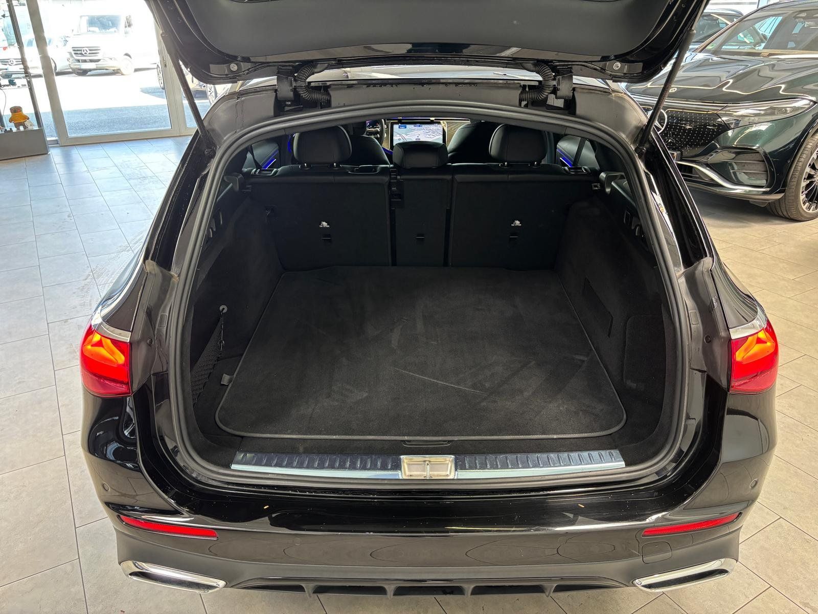 Fahrzeugabbildung Mercedes-Benz E 220 d T AMG AHK+WINTERPKT+NIGHT+DISTRO+CARPLAY