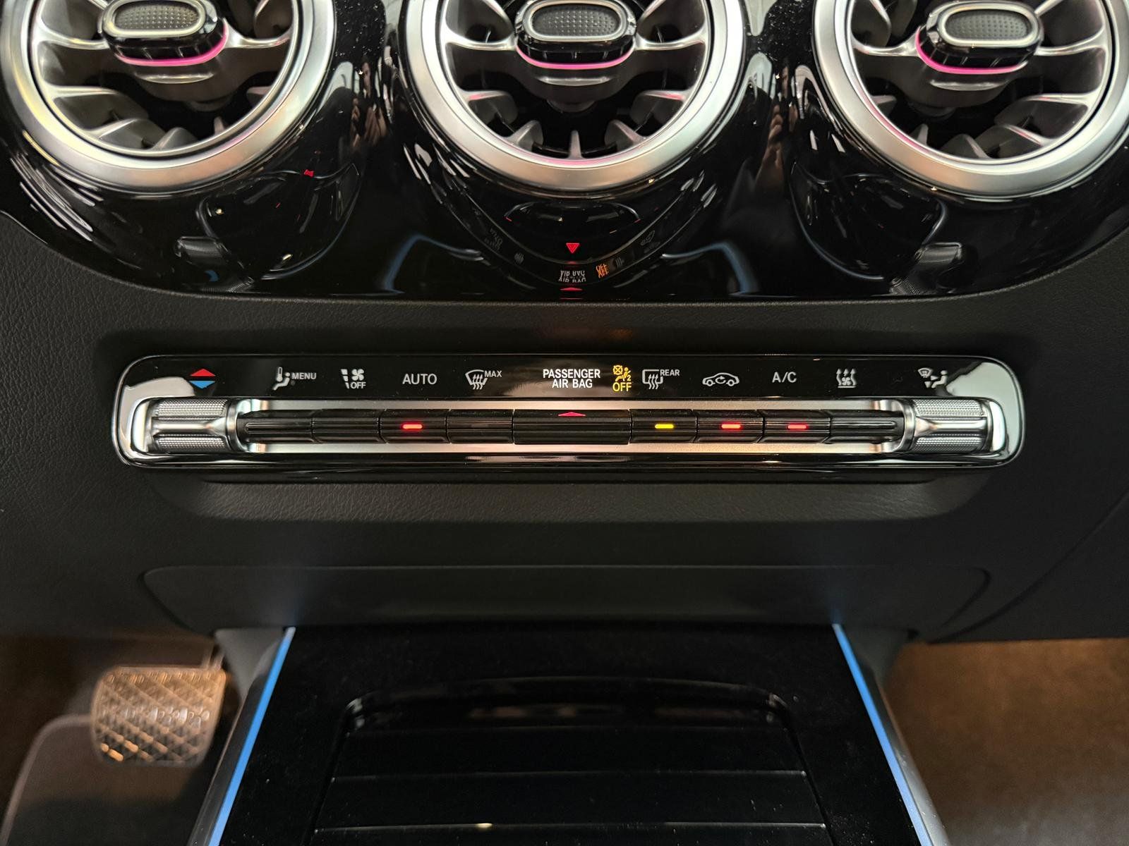 Fahrzeugabbildung Mercedes-Benz EQA 250+ Progressive KAMERA+LED+CARPLAY+TOTW+DAB