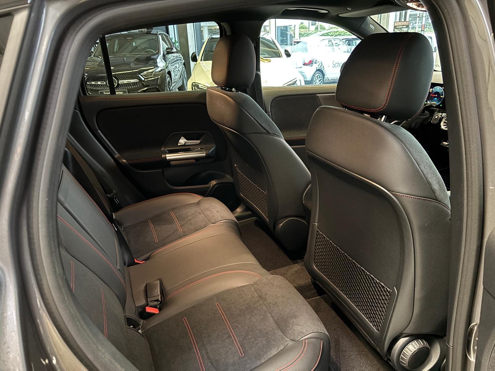 Fahrzeugabbildung Mercedes-Benz EQA 300 4M AMG PANO+AHK+NIGHT+CARPLAY+SHZ