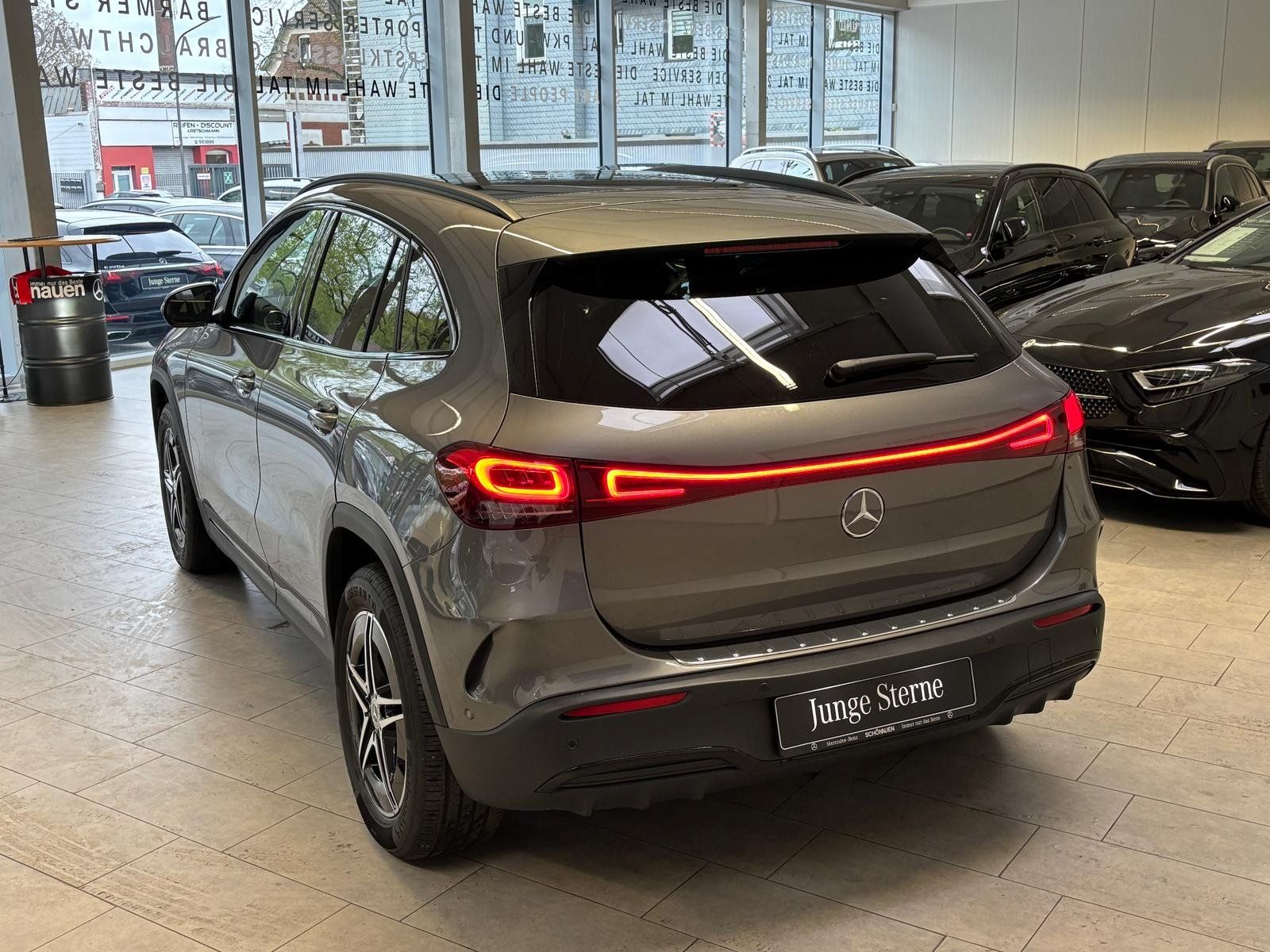 Fahrzeugabbildung Mercedes-Benz EQA 300 4M AMG PANO+AHK+NIGHT+CARPLAY+SHZ