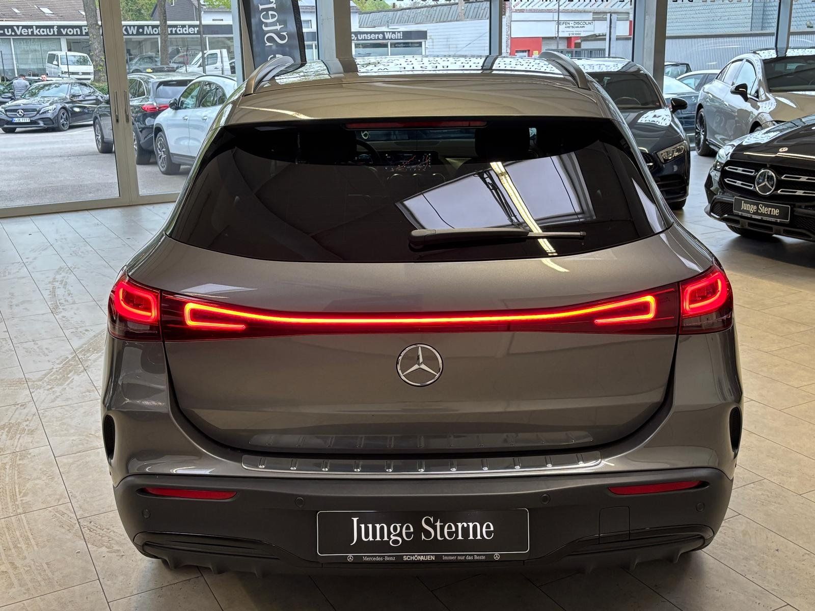 Fahrzeugabbildung Mercedes-Benz EQA 300 4M AMG PANO+AHK+NIGHT+CARPLAY+SHZ