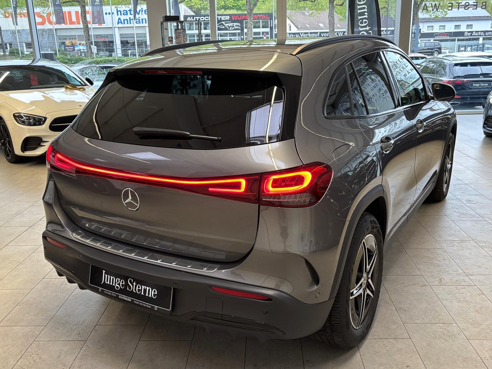Fahrzeugabbildung Mercedes-Benz EQA 300 4M AMG PANO+AHK+NIGHT+CARPLAY+SHZ