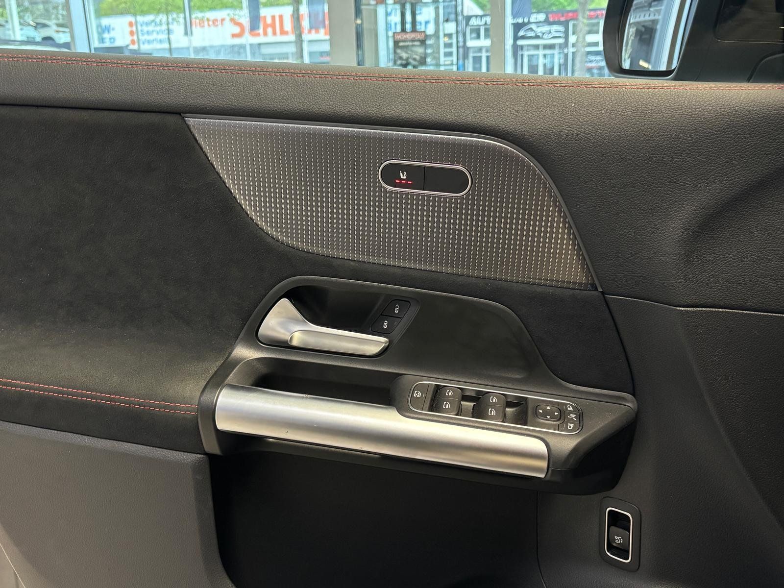 Fahrzeugabbildung Mercedes-Benz EQA 300 4M AMG PANO+AHK+NIGHT+CARPLAY+SHZ