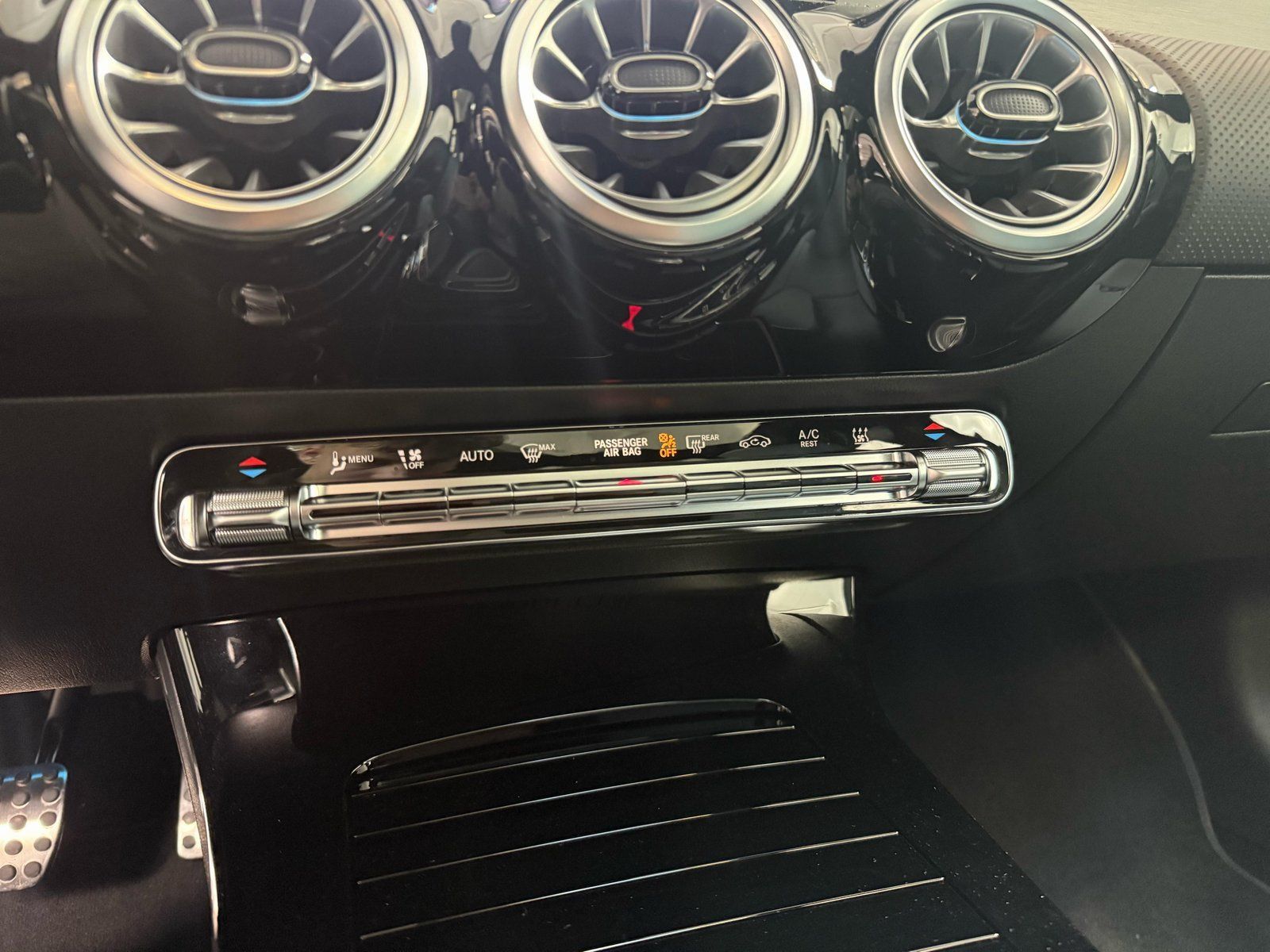 Fahrzeugabbildung Mercedes-Benz A 220 4M AMG PANO+BURM+HUD+VERSTELLDÄMPF.+STDHZ