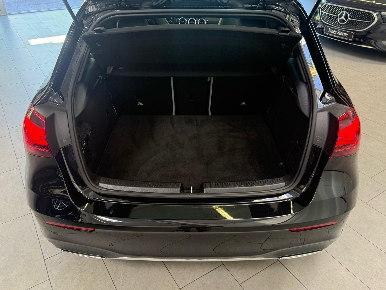 Fahrzeugabbildung Mercedes-Benz A 220 4M AMG PANO+BURM+HUD+VERSTELLDÄMPF.+STDHZ
