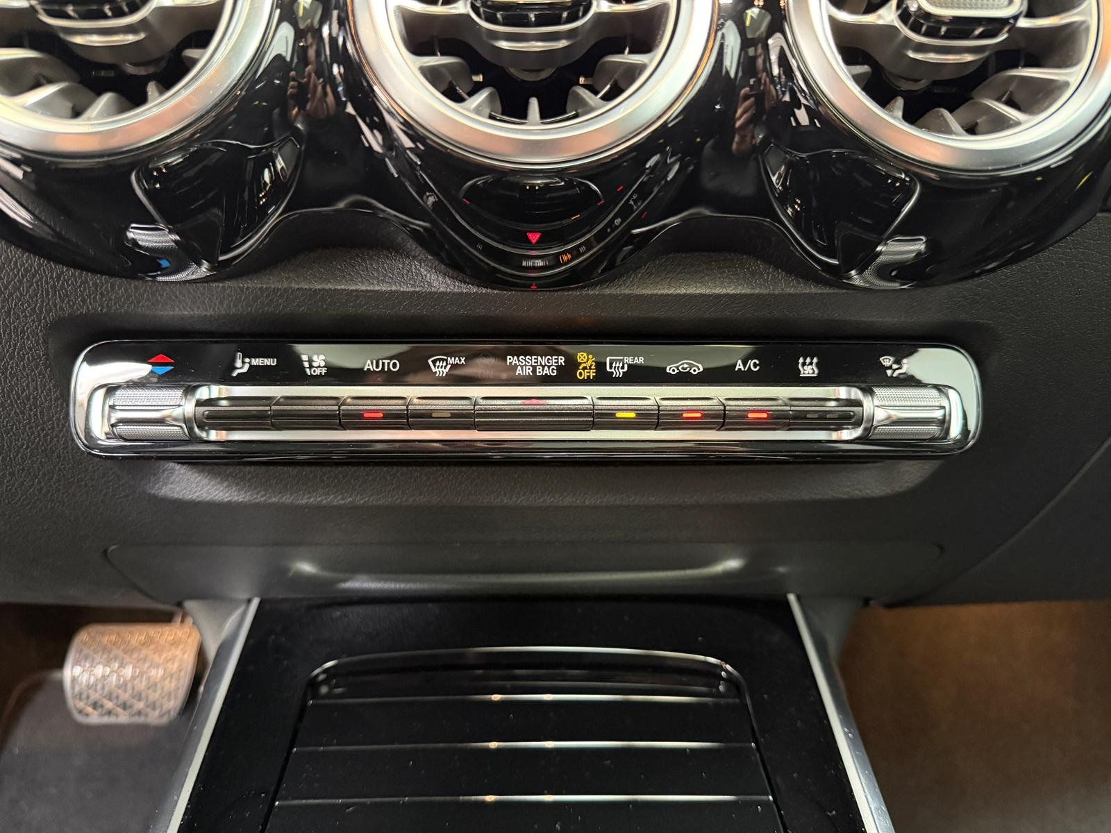 Fahrzeugabbildung Mercedes-Benz EQB 300 4M Progressive PANO+KAMERA+TOTW+CARPLAY