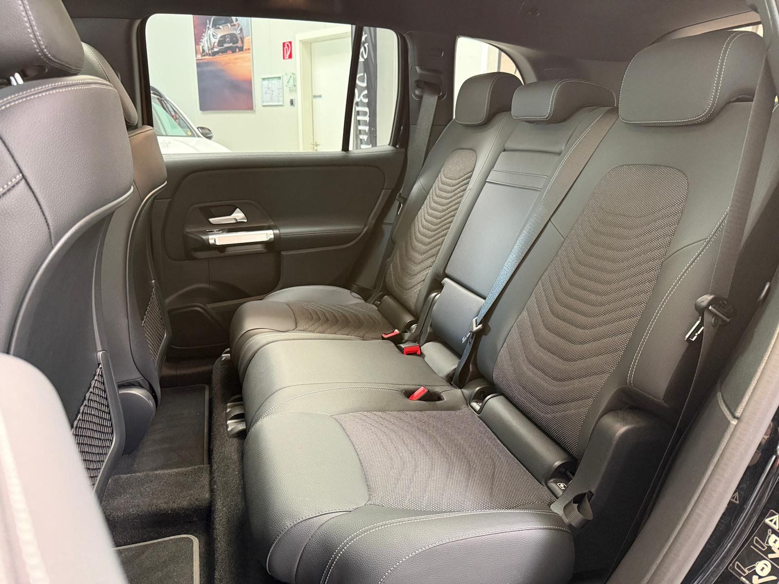 Fahrzeugabbildung Mercedes-Benz EQB 300 4M Progressive PANO+KAMERA+TOTW+CARPLAY