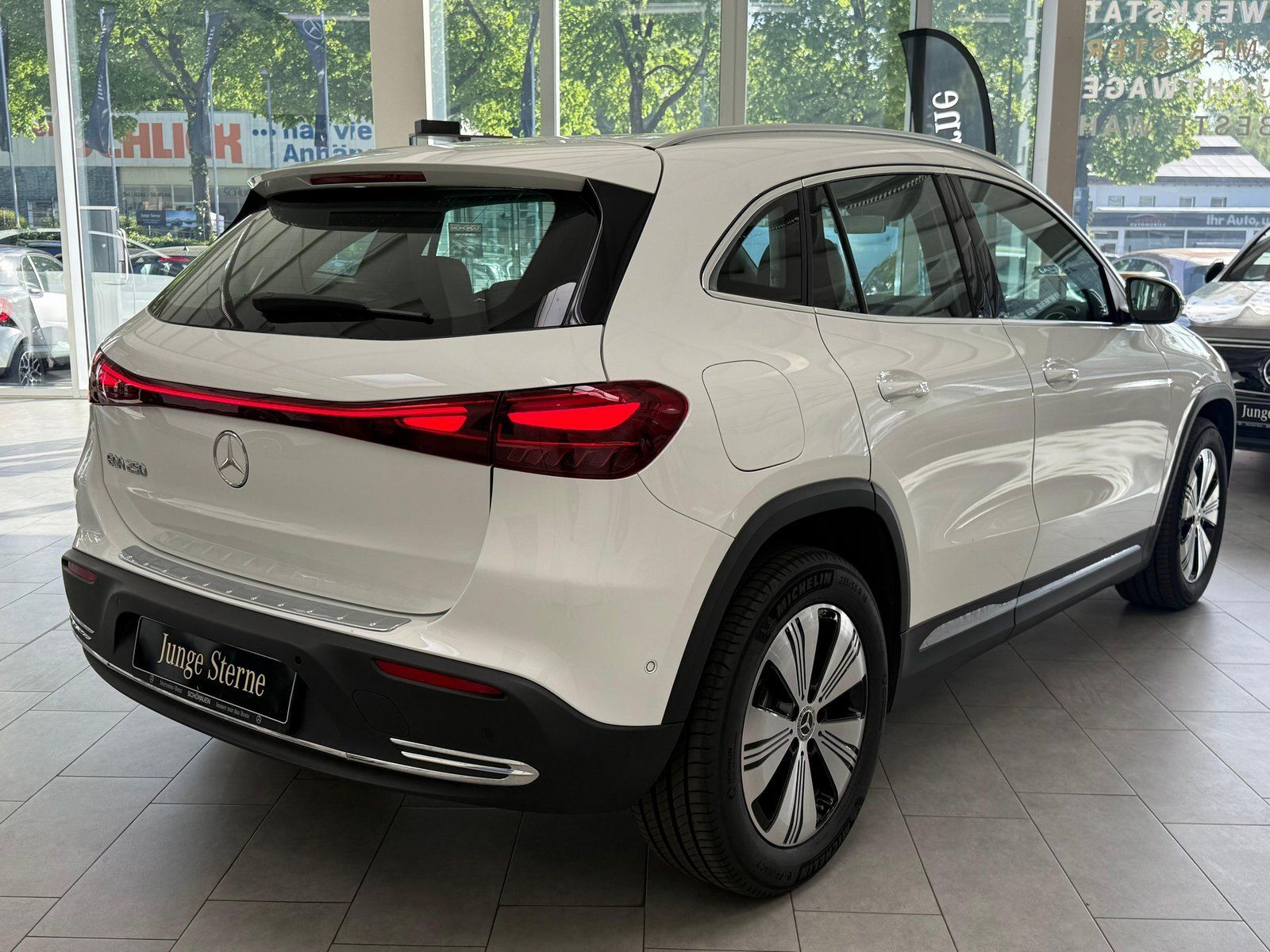 Fahrzeugabbildung Mercedes-Benz EQA 250 PROGRESSIVE ADVANCED+VZASSIST+CARPLAY