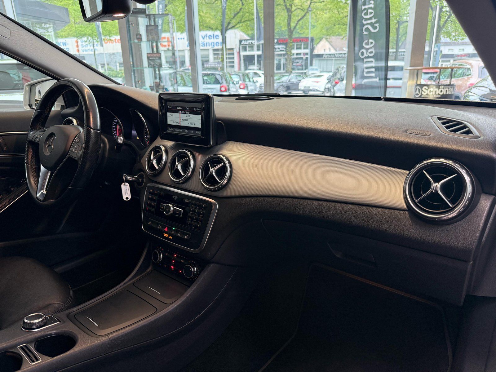Fahrzeugabbildung Mercedes-Benz GLA 200 AUTOMATIK+18"AHK+BIXENON+THERMATIC+PTS