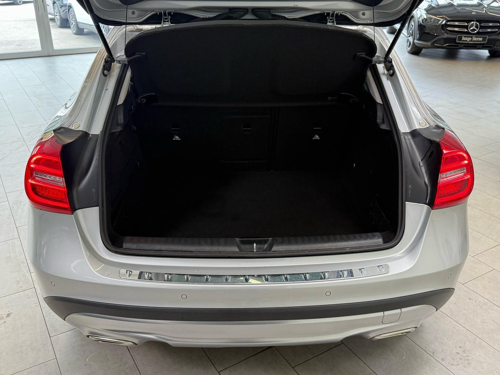 Fahrzeugabbildung Mercedes-Benz GLA 200 AUTOMATIK+18"AHK+BIXENON+THERMATIC+PTS