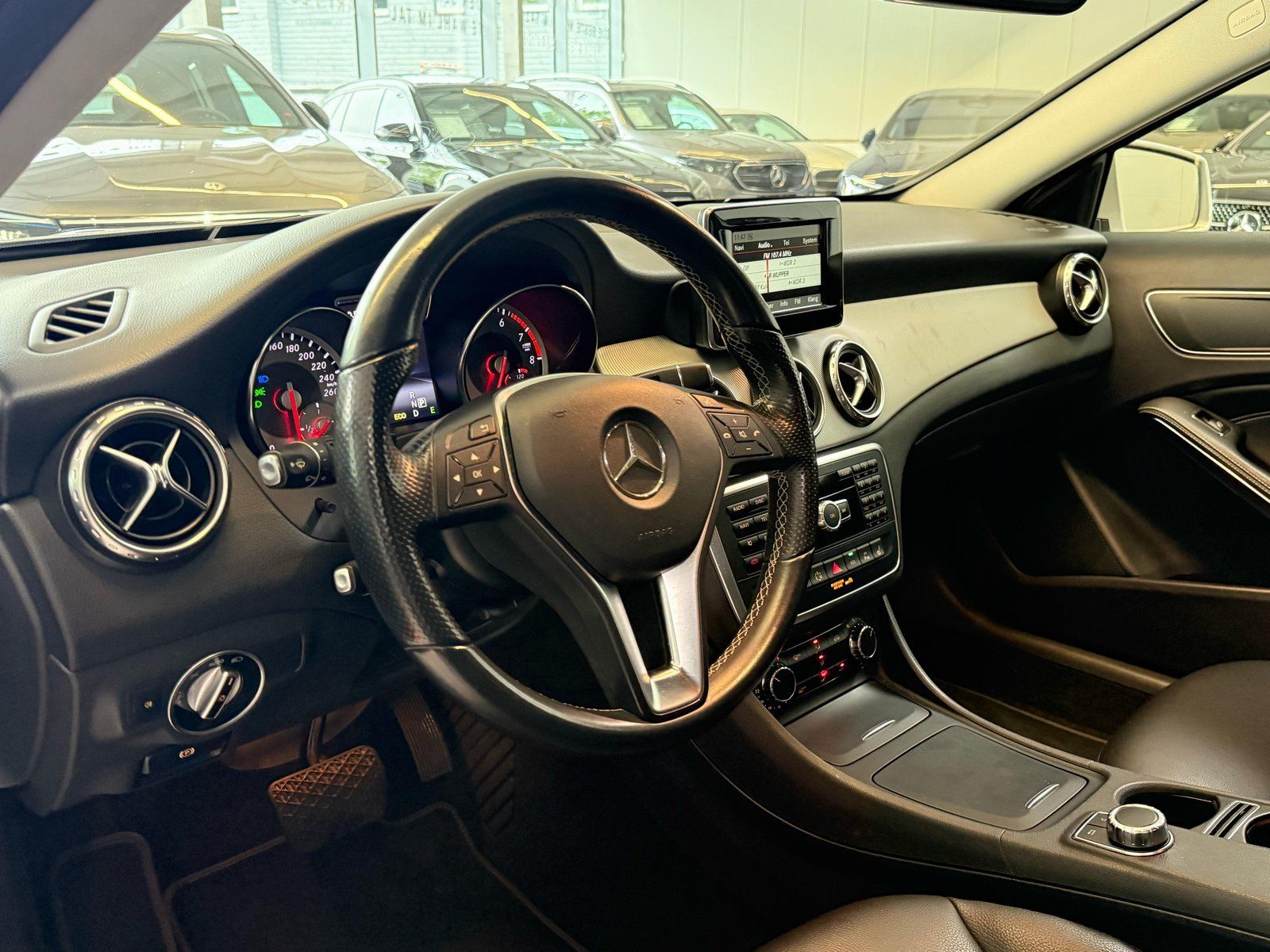 Fahrzeugabbildung Mercedes-Benz GLA 200 AUTOMATIK+18"AHK+BIXENON+THERMATIC+PTS