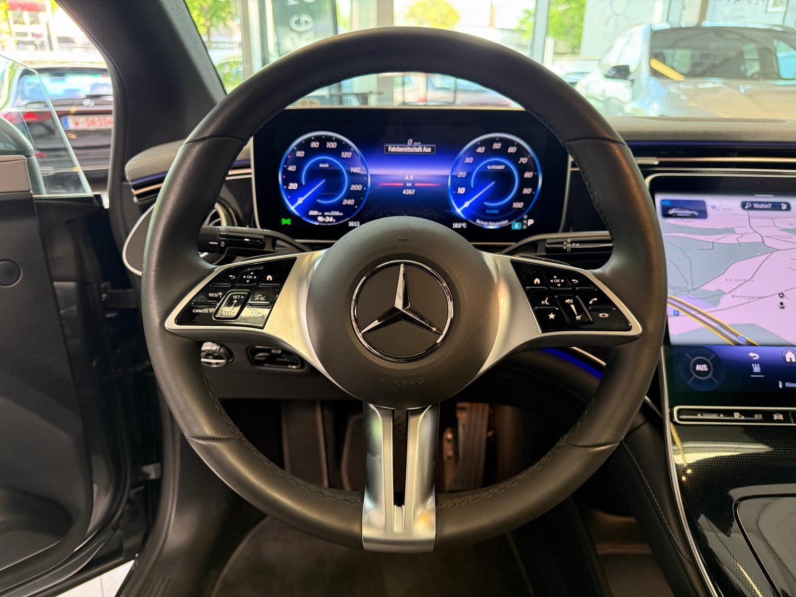 Fahrzeugabbildung Mercedes-Benz EQE 300 ADVANCED PLUS+PANO+AC+SIDEBAGS+WINTERPKT