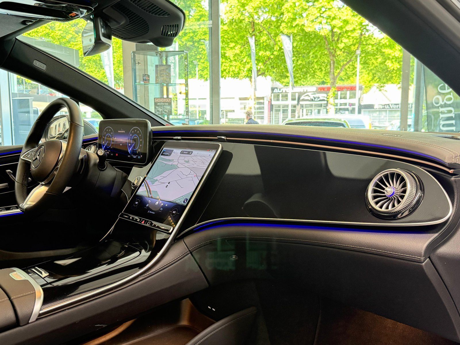 Fahrzeugabbildung Mercedes-Benz EQE 300 ADVANCED PLUS+PANO+AC+SIDEBAGS+WINTERPKT