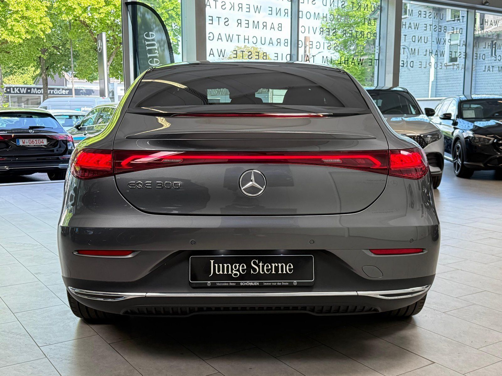 Fahrzeugabbildung Mercedes-Benz EQE 300 ADVANCED PLUS+PANO+AC+SIDEBAGS+WINTERPKT