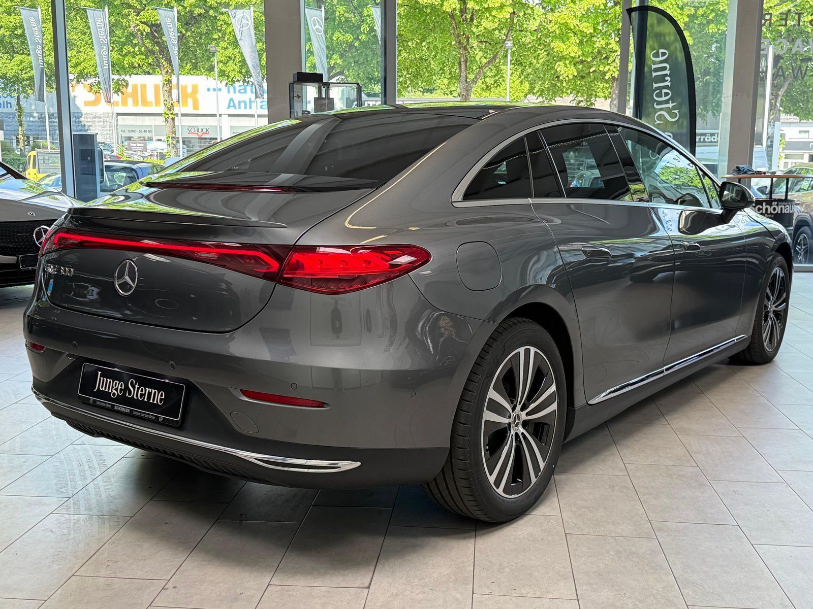 Fahrzeugabbildung Mercedes-Benz EQE 300 ADVANCED PLUS+PANO+AC+SIDEBAGS+WINTERPKT