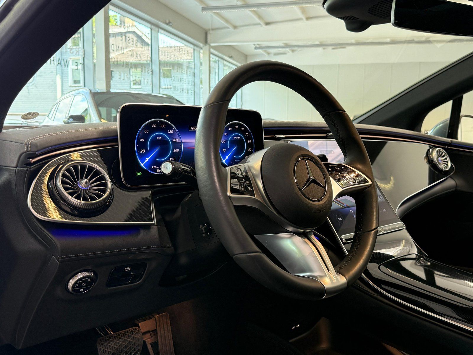 Fahrzeugabbildung Mercedes-Benz EQE 300 ADVANCED PLUS+PANO+AC+SIDEBAGS+WINTERPKT