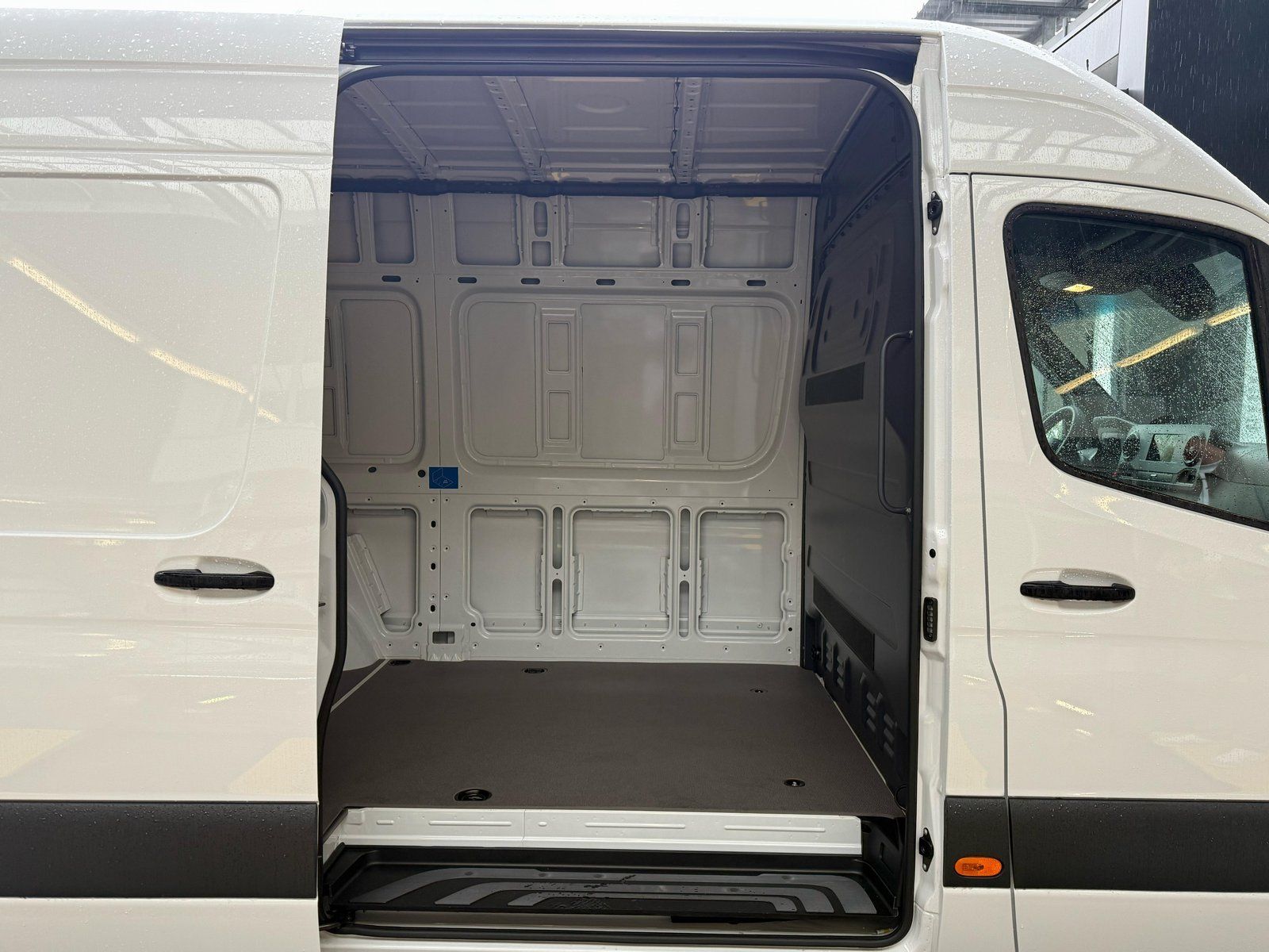 Fahrzeugabbildung Mercedes-Benz Sprinter 311 CDI KA hoch L2H2 HINTERRAD+MBUX+CAM