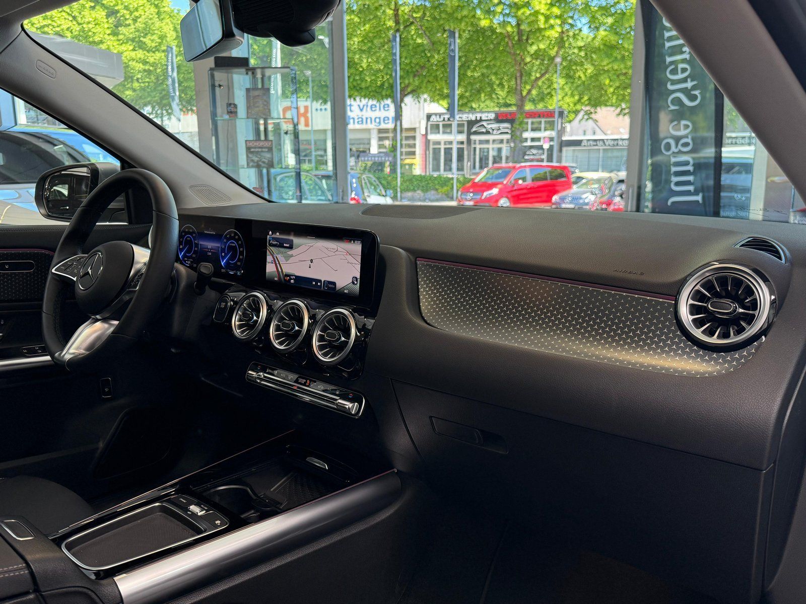 Fahrzeugabbildung Mercedes-Benz EQA 250+ FACELIFT+PANO+DISTR+360+KEYLESS+CARPLAY