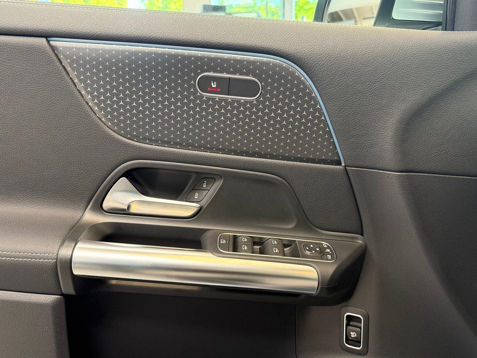 Fahrzeugabbildung Mercedes-Benz EQA 250+ FACELIFT+PANO+DISTR+360+KEYLESS+CARPLAY