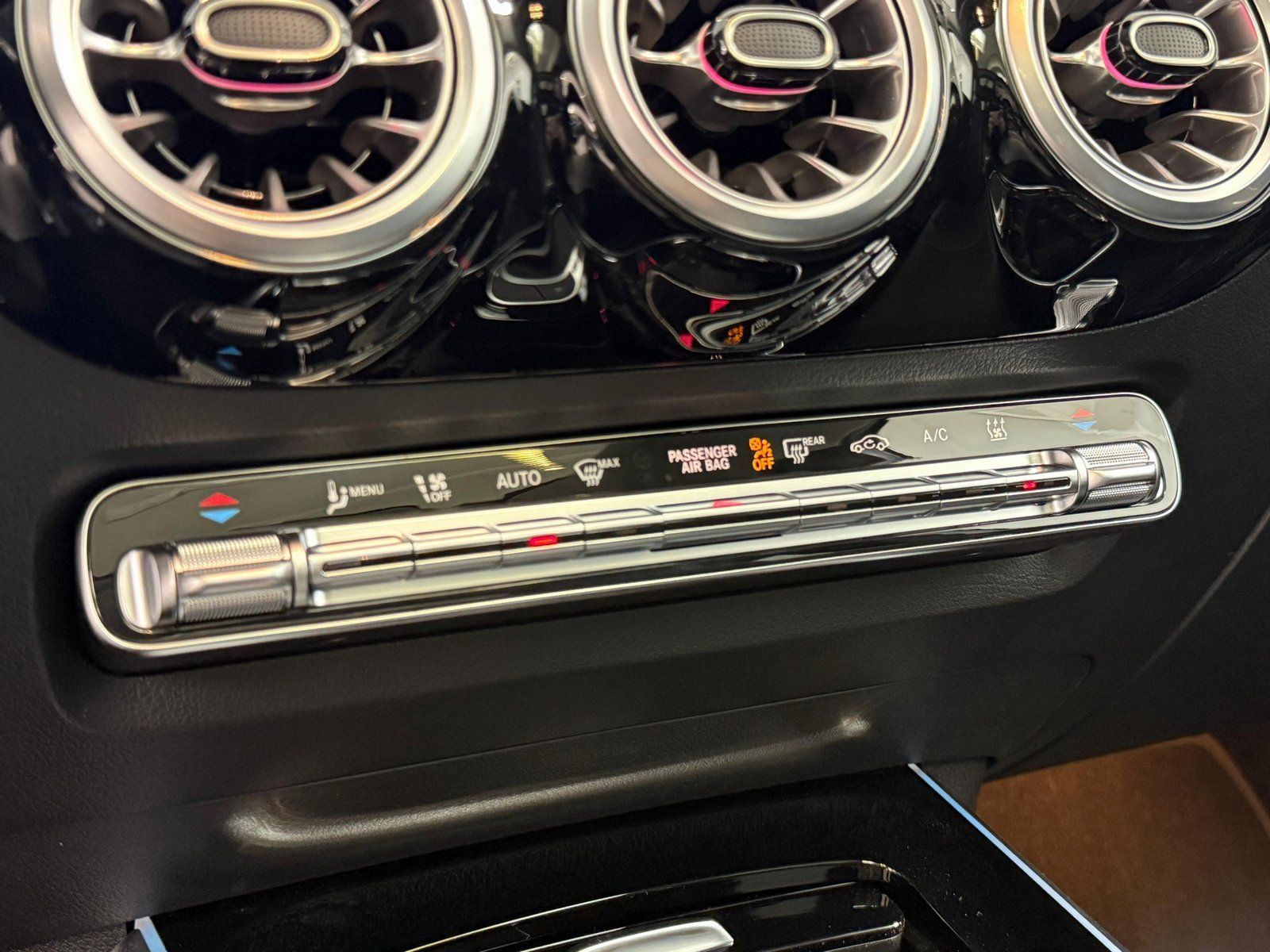 Fahrzeugabbildung Mercedes-Benz EQA 250+ FACELIFT+PANO+DISTR+360+KEYLESS+CARPLAY