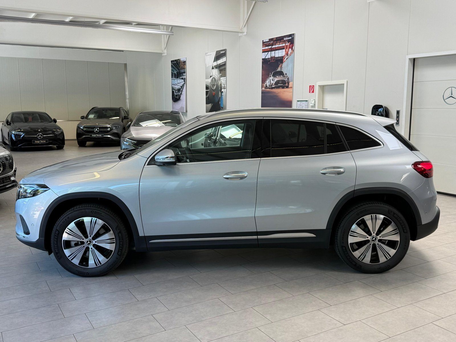 Fahrzeugabbildung Mercedes-Benz EQA 250+ FACELIFT+PANO+DISTR+360+KEYLESS+CARPLAY