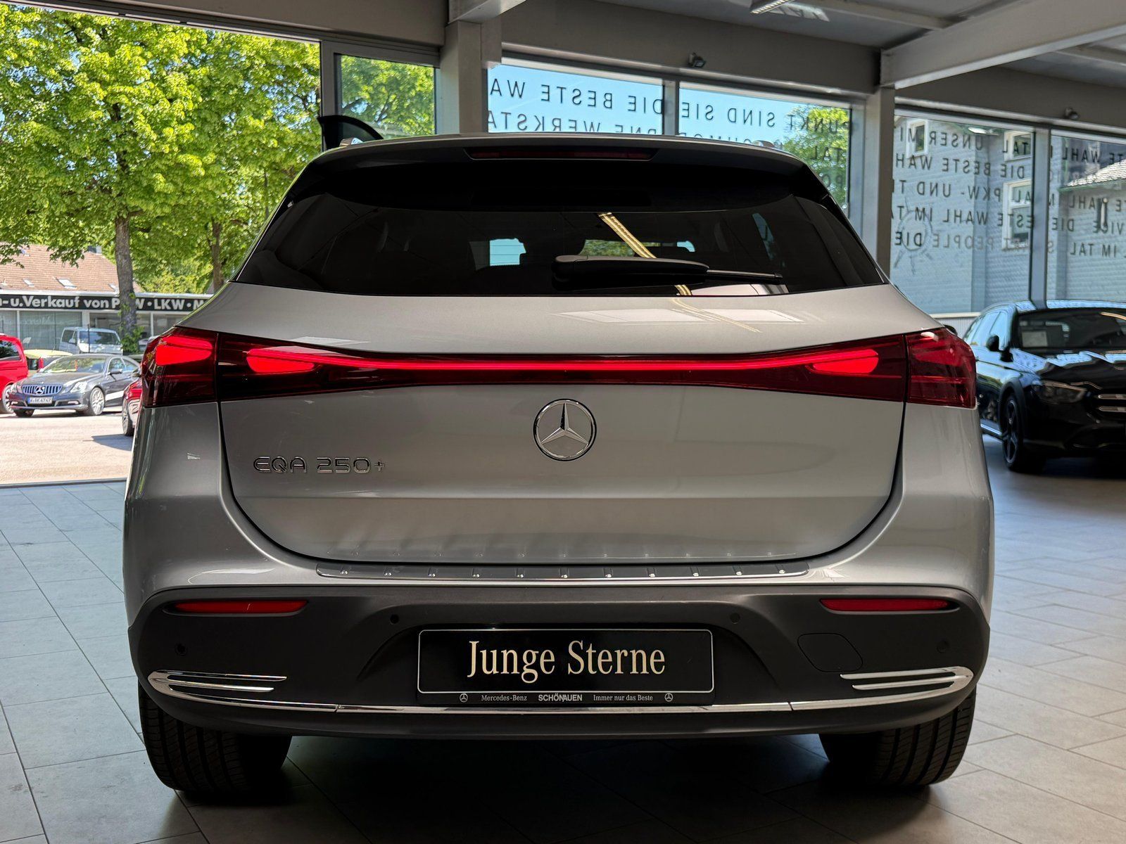 Fahrzeugabbildung Mercedes-Benz EQA 250+ FACELIFT+PANO+DISTR+360+KEYLESS+CARPLAY