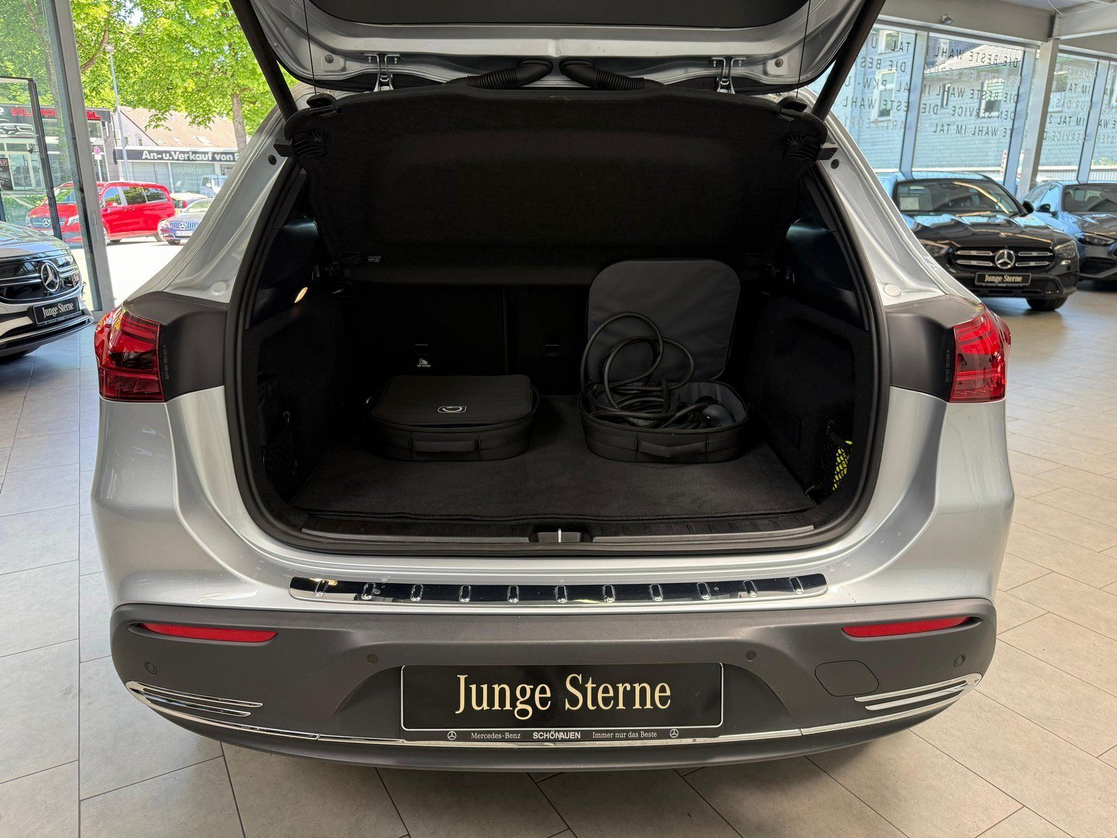 Fahrzeugabbildung Mercedes-Benz EQA 250+ FACELIFT+PANO+DISTR+360+KEYLESS+CARPLAY