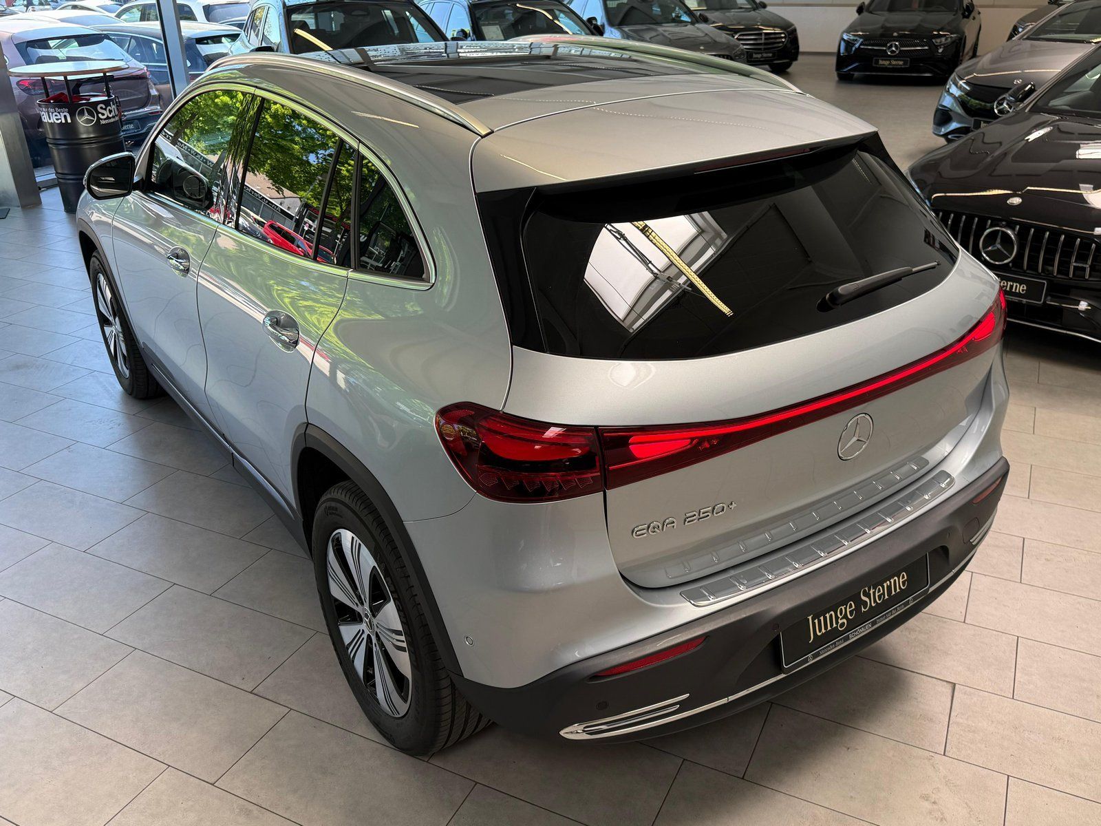 Fahrzeugabbildung Mercedes-Benz EQA 250+ FACELIFT+PANO+DISTR+360+KEYLESS+CARPLAY