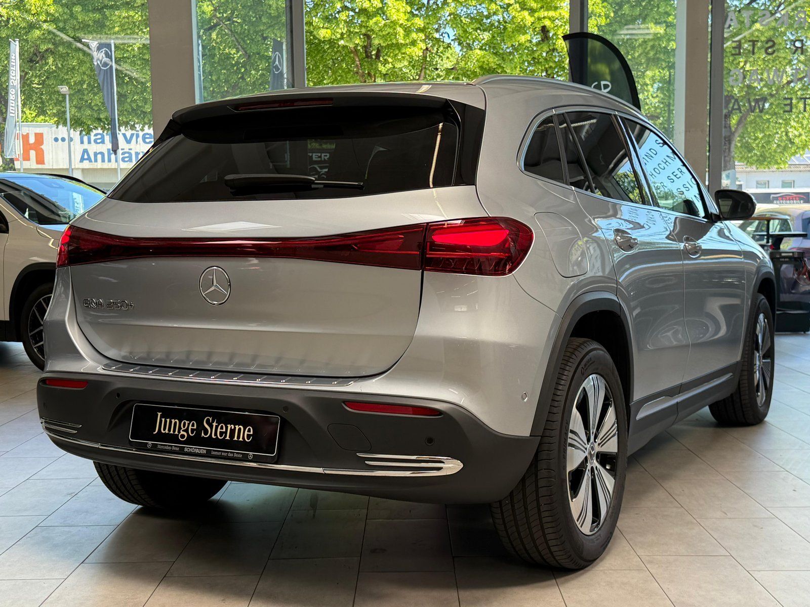 Fahrzeugabbildung Mercedes-Benz EQA 250+ FACELIFT+PANO+DISTR+360+KEYLESS+CARPLAY