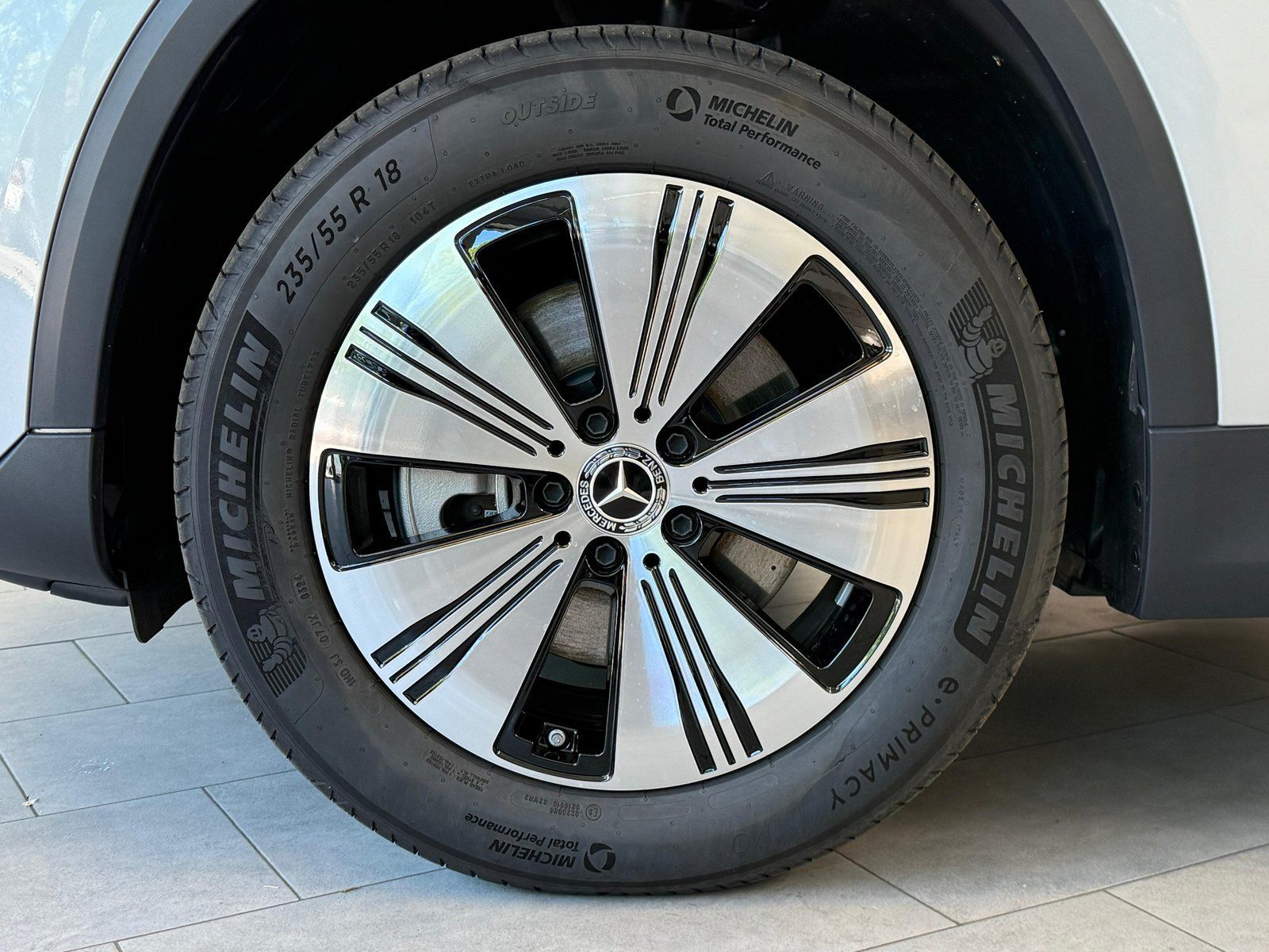 Fahrzeugabbildung Mercedes-Benz EQA 250+ FACELIFT+PANO+DISTR+360+KEYLESS+CARPLAY