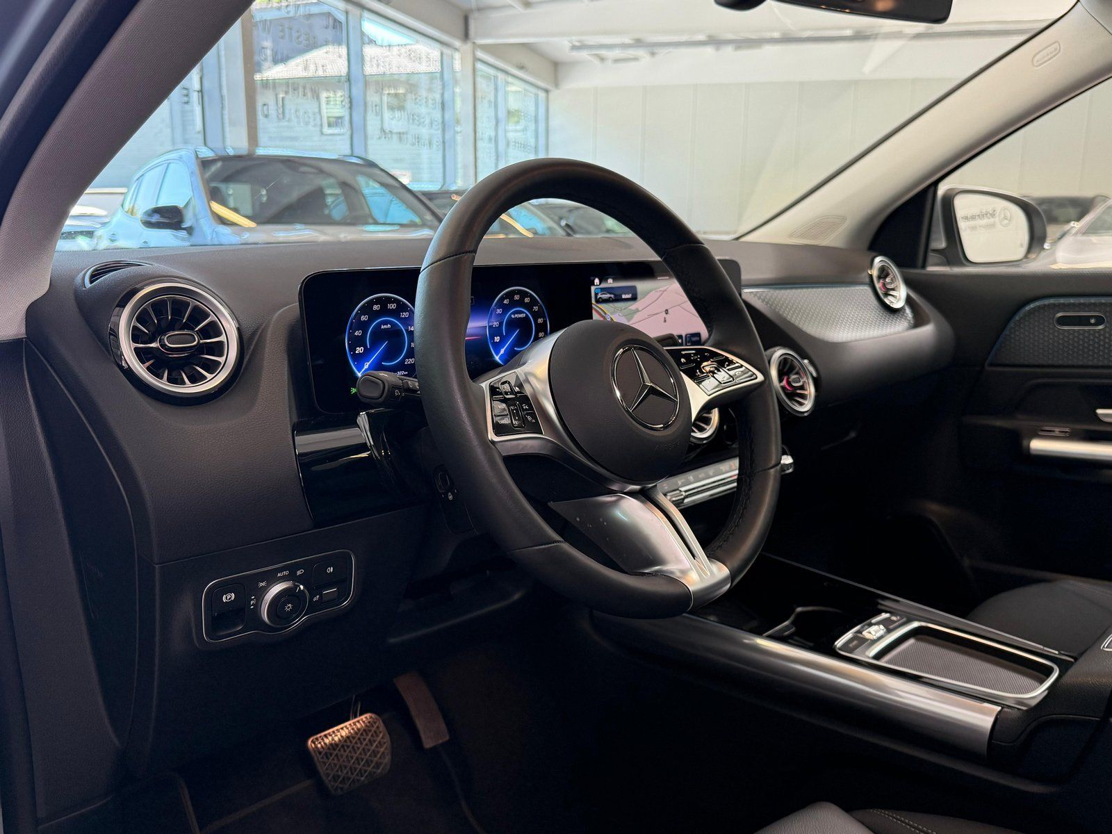 Fahrzeugabbildung Mercedes-Benz EQA 250+ FACELIFT+PANO+DISTR+360+KEYLESS+CARPLAY