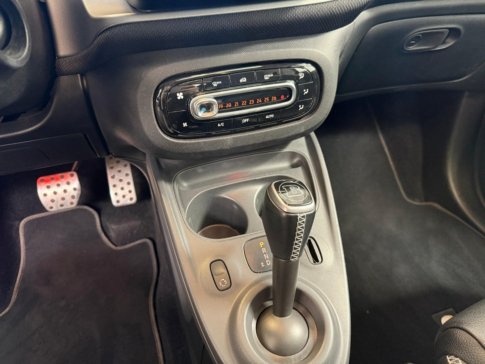 Fahrzeugabbildung Smart BRABUS fortwo 80 kW JBL+LEDER+PANO+NAVI+KAMERA