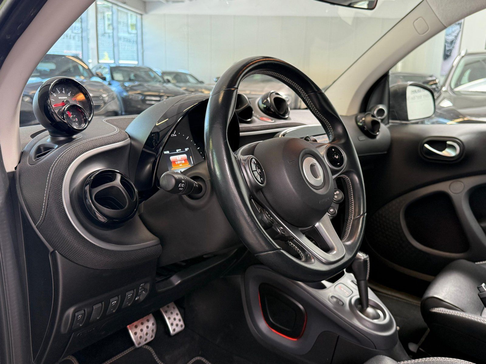Fahrzeugabbildung Smart BRABUS fortwo 80 kW JBL+LEDER+PANO+NAVI+KAMERA
