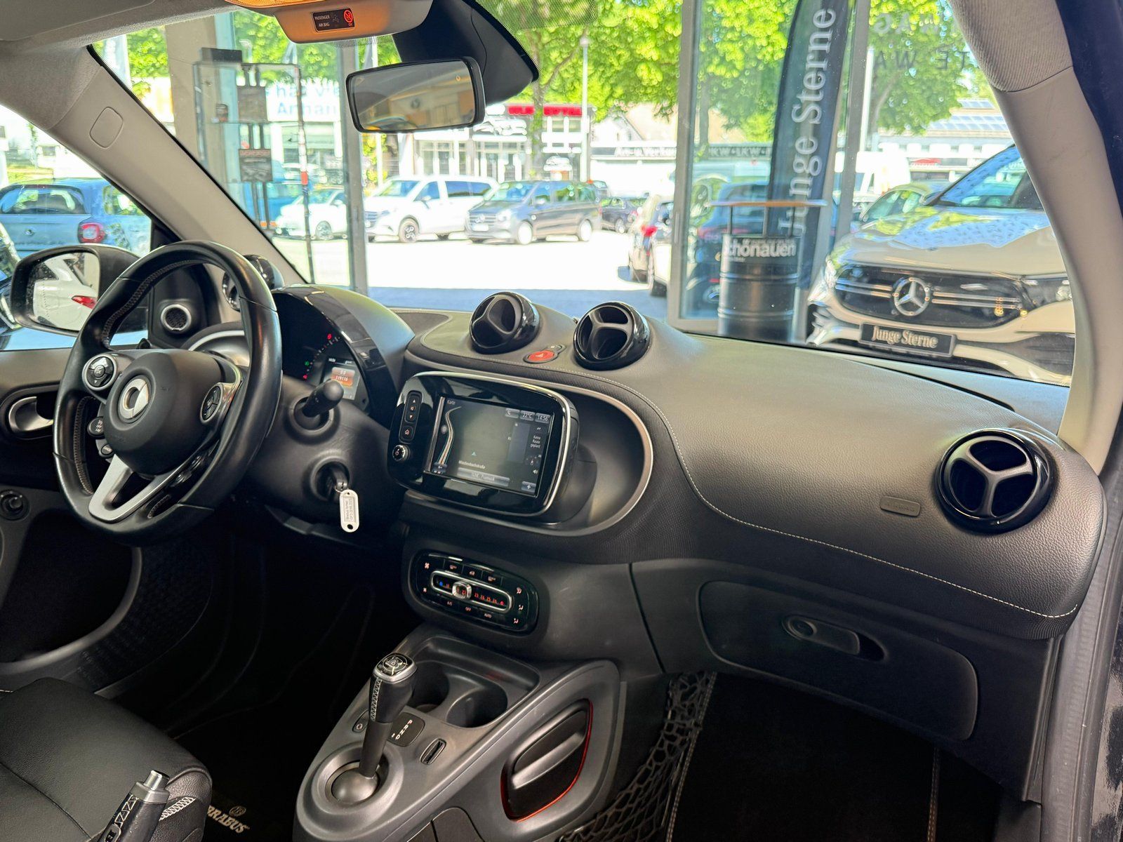 Fahrzeugabbildung Smart BRABUS fortwo 80 kW JBL+LEDER+PANO+NAVI+KAMERA