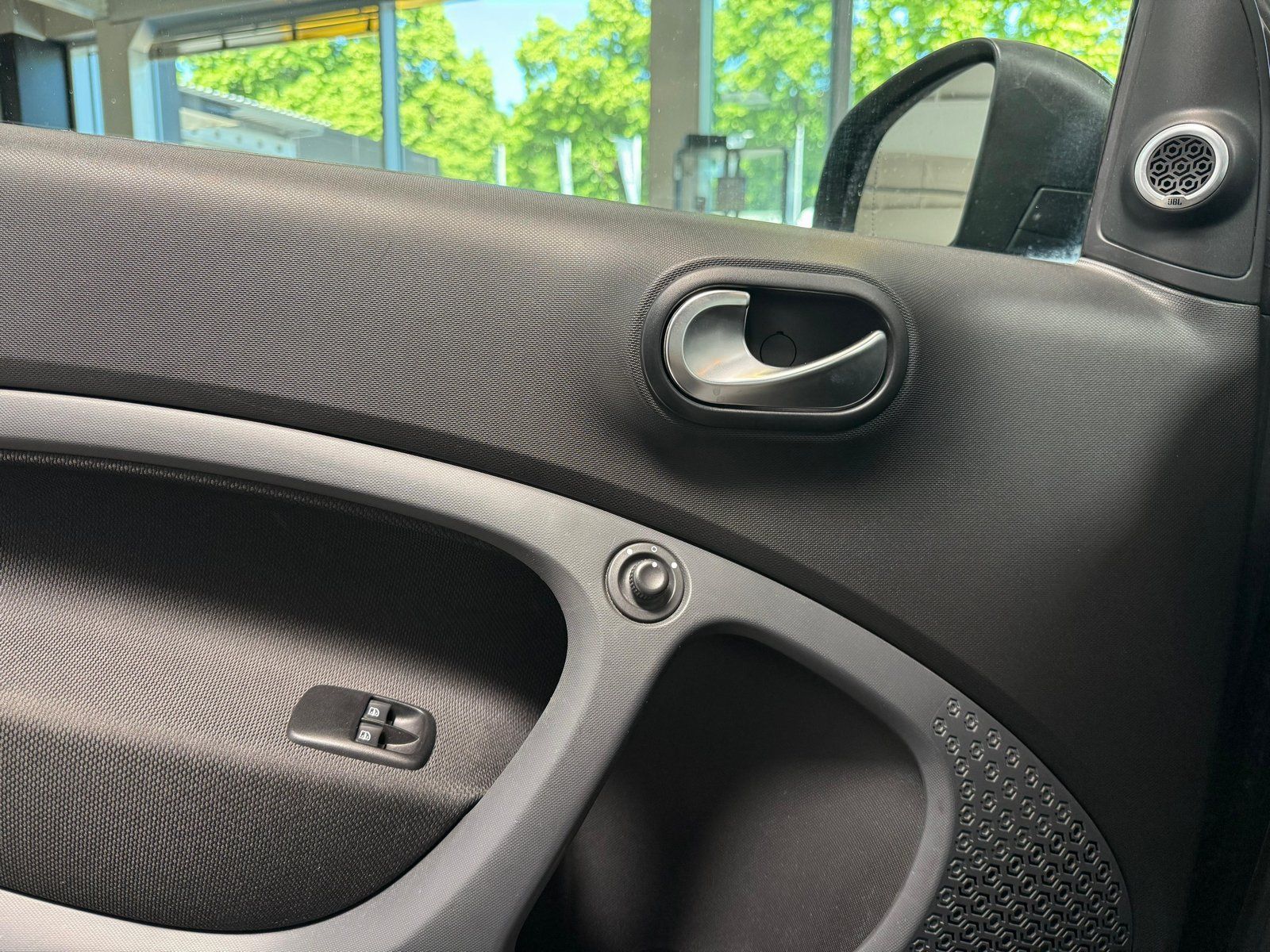 Fahrzeugabbildung Smart BRABUS fortwo 80 kW JBL+LEDER+PANO+NAVI+KAMERA