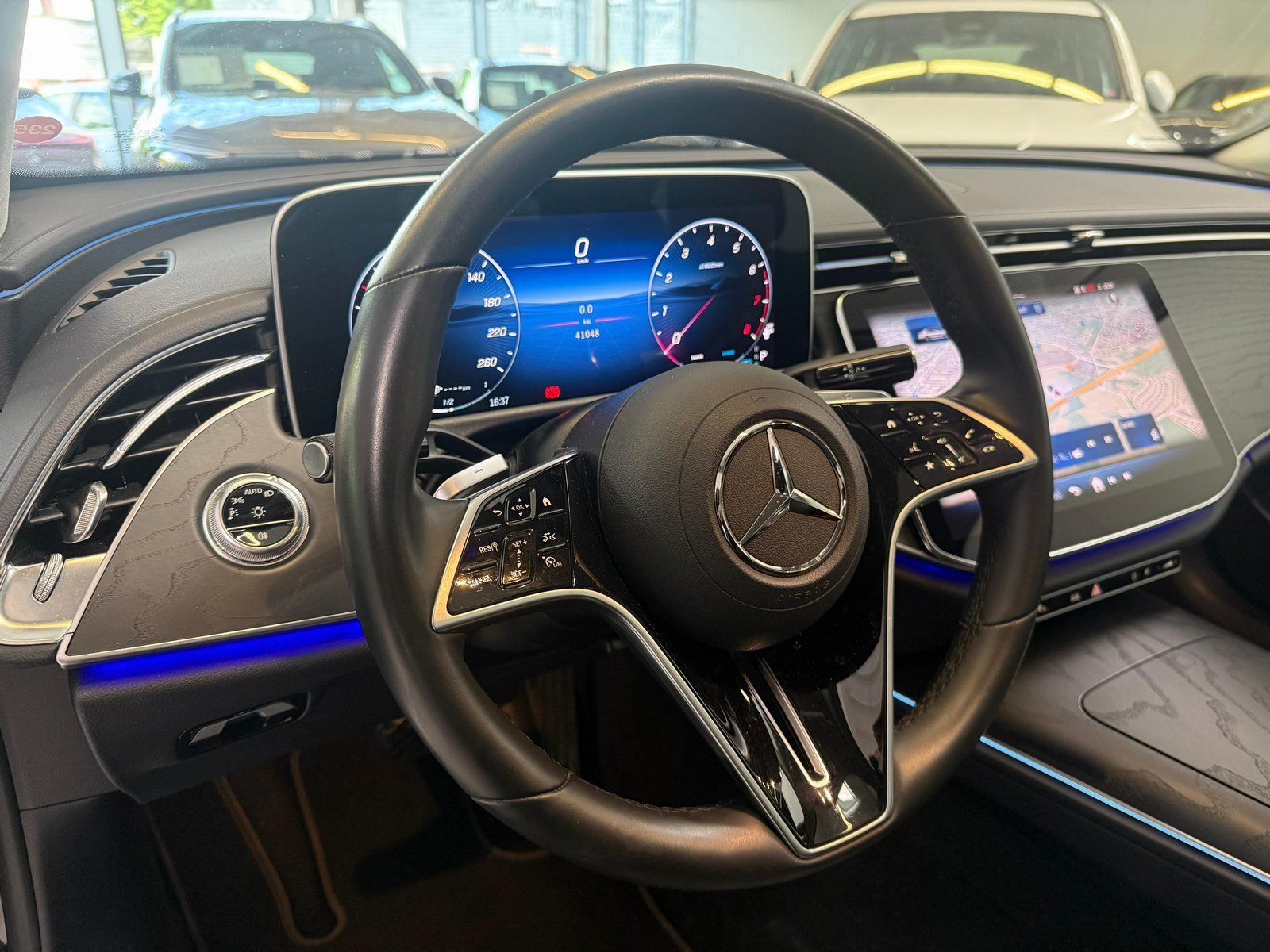 Fahrzeugabbildung Mercedes-Benz E 200 AVANTGARDE PANO+DISTRO+19"+KEYLESS+CARPLAY
