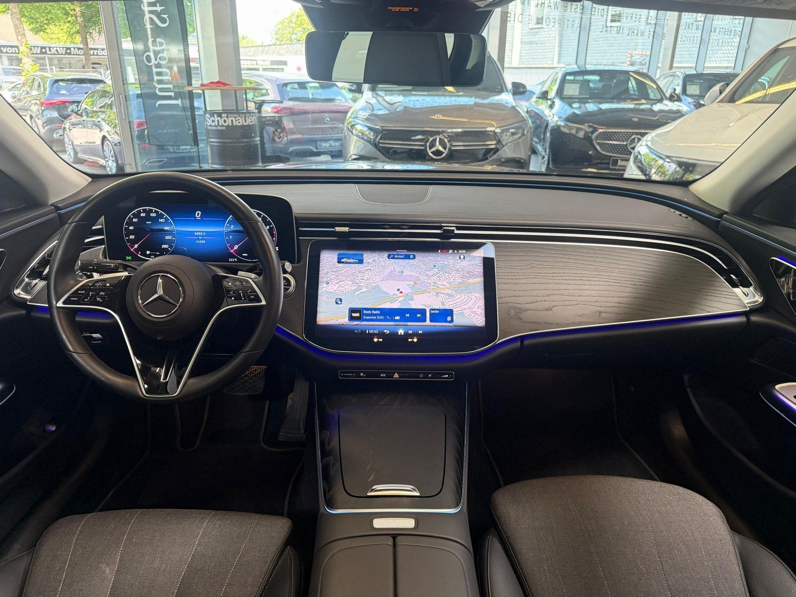 Fahrzeugabbildung Mercedes-Benz E 200 AVANTGARDE PANO+DISTRO+19"+KEYLESS+CARPLAY