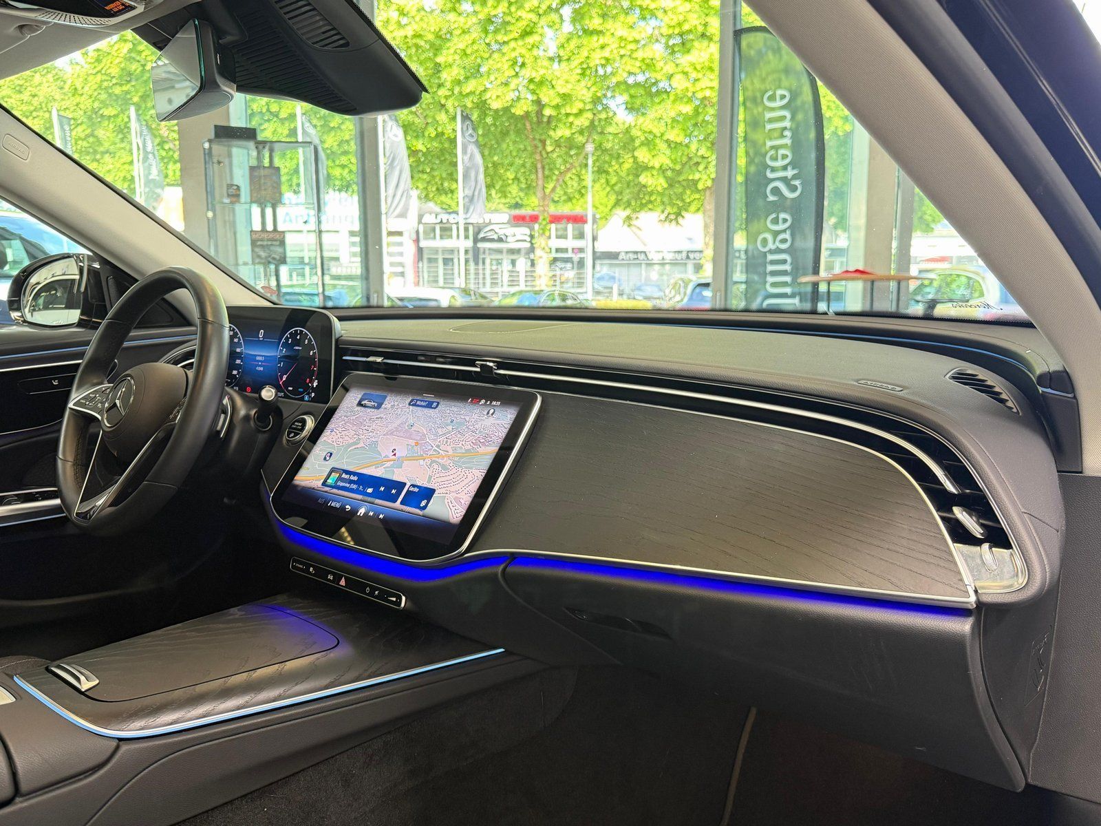Fahrzeugabbildung Mercedes-Benz E 200 AVANTGARDE PANO+DISTRO+19"+KEYLESS+CARPLAY