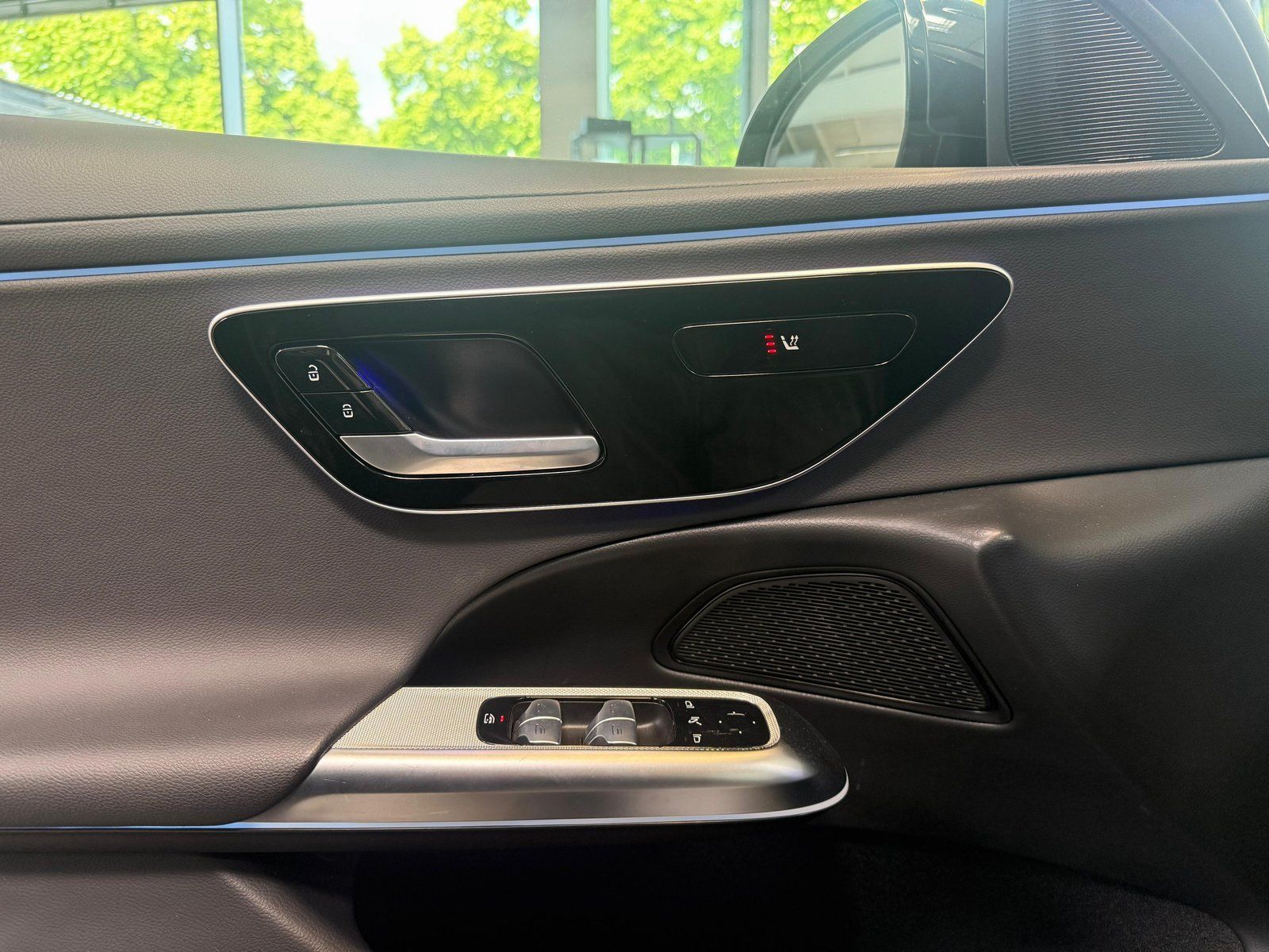 Fahrzeugabbildung Mercedes-Benz E 200 AVANTGARDE PANO+DISTRO+19"+KEYLESS+CARPLAY
