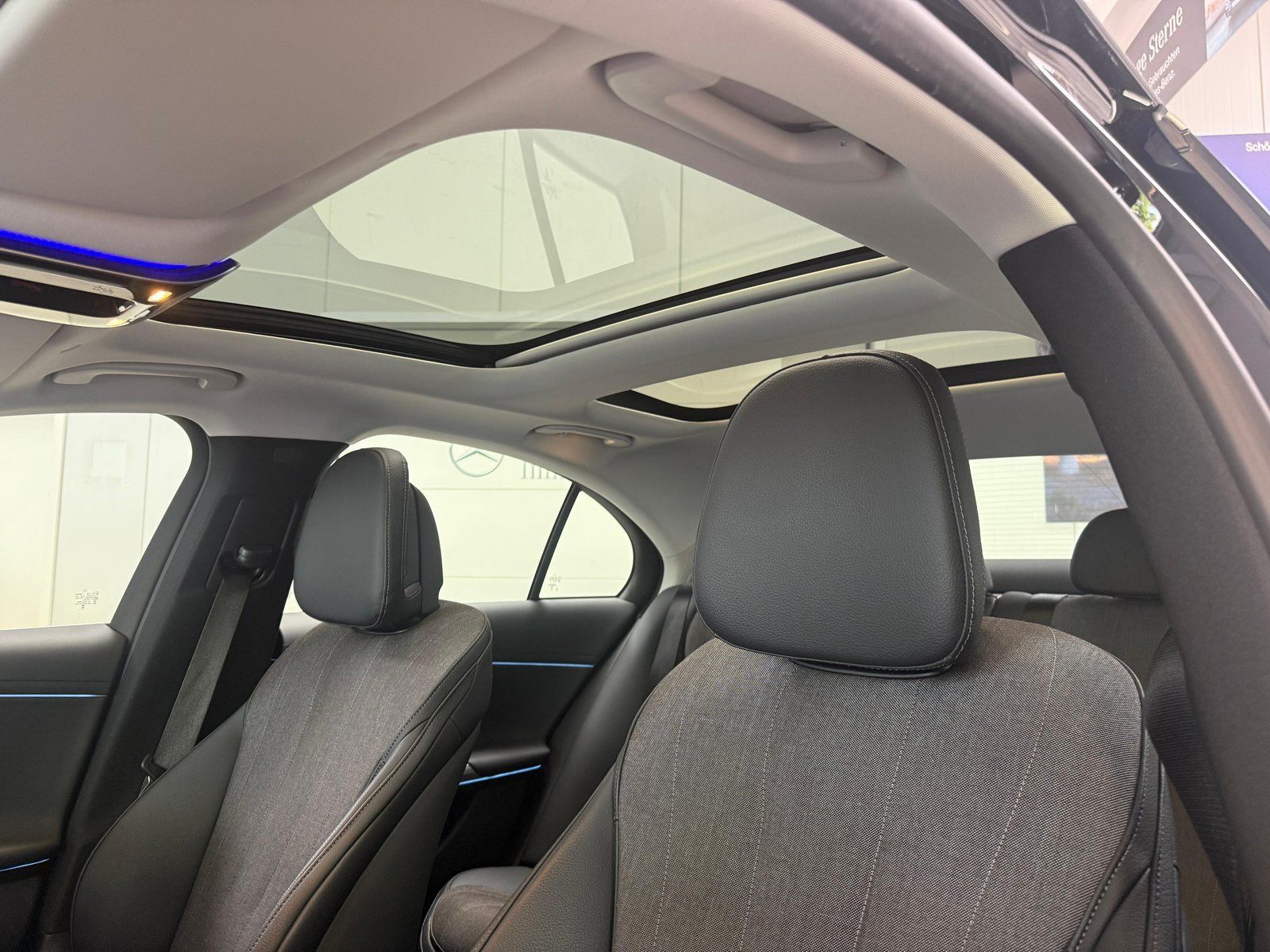 Fahrzeugabbildung Mercedes-Benz E 200 AVANTGARDE PANO+DISTRO+19"+KEYLESS+CARPLAY