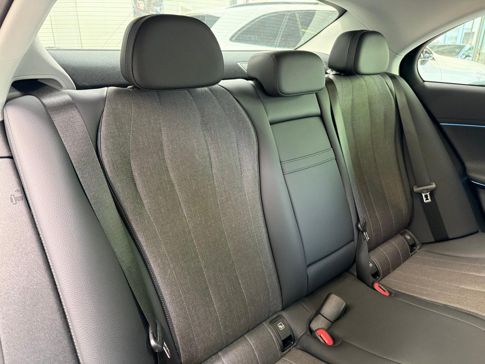 Fahrzeugabbildung Mercedes-Benz E 200 AVANTGARDE PANO+DISTRO+19"+KEYLESS+CARPLAY