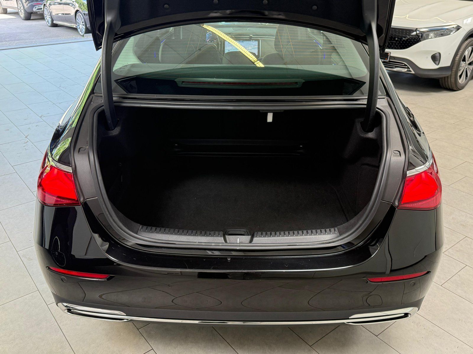 Fahrzeugabbildung Mercedes-Benz E 200 AVANTGARDE PANO+DISTRO+19"+KEYLESS+CARPLAY