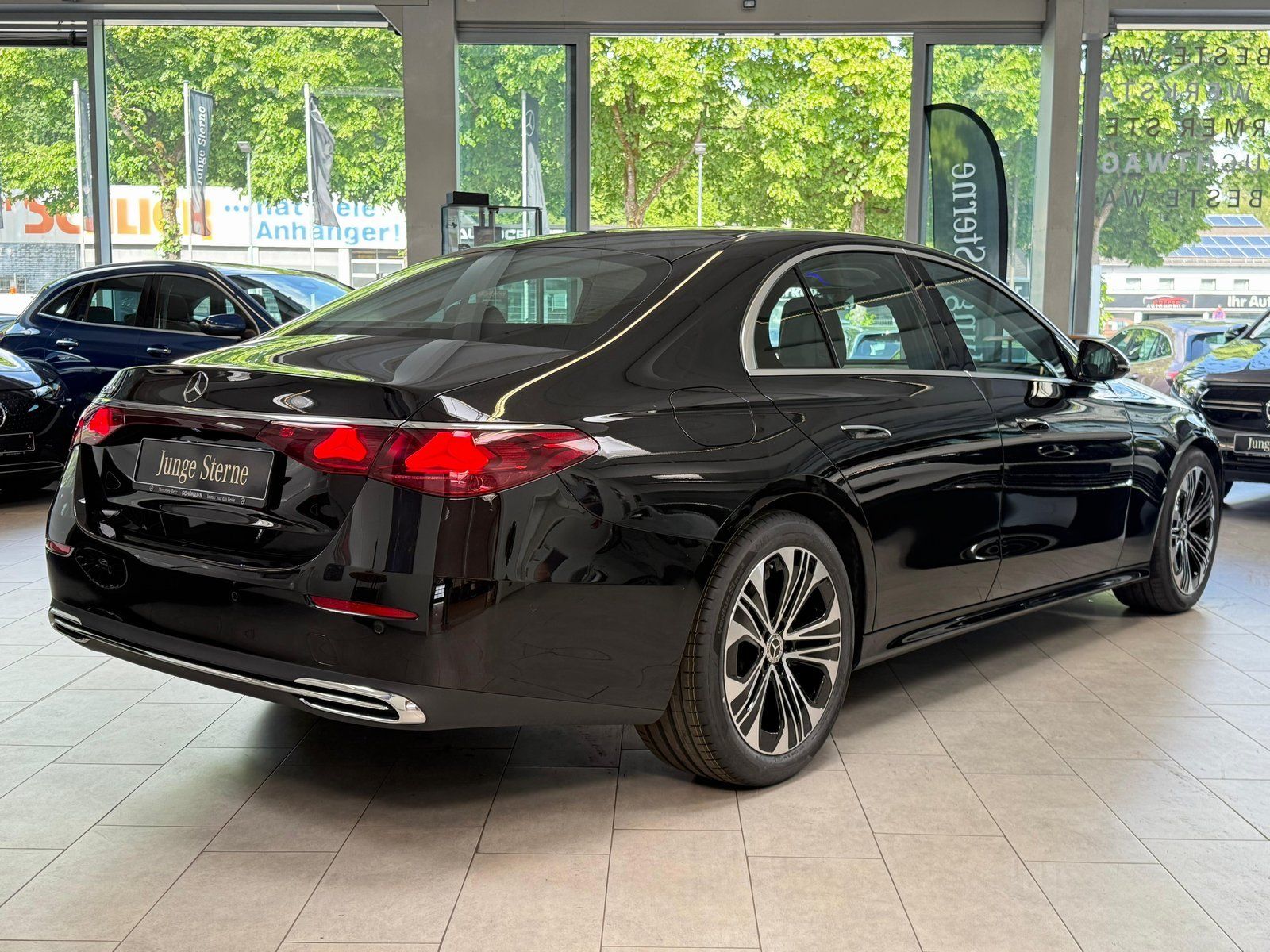 Fahrzeugabbildung Mercedes-Benz E 200 AVANTGARDE PANO+DISTRO+19"+KEYLESS+CARPLAY