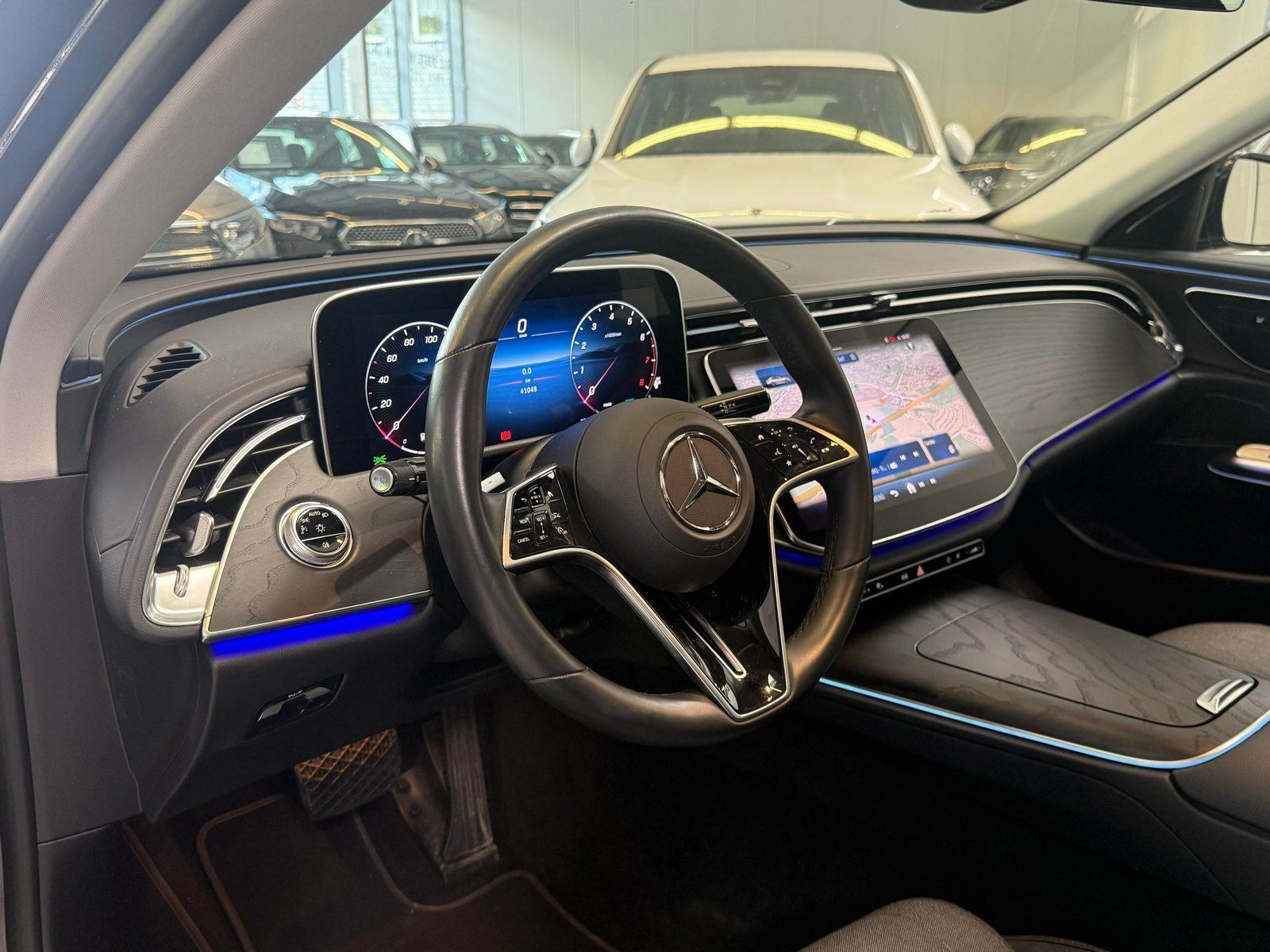 Fahrzeugabbildung Mercedes-Benz E 200 AVANTGARDE PANO+DISTRO+19"+KEYLESS+CARPLAY