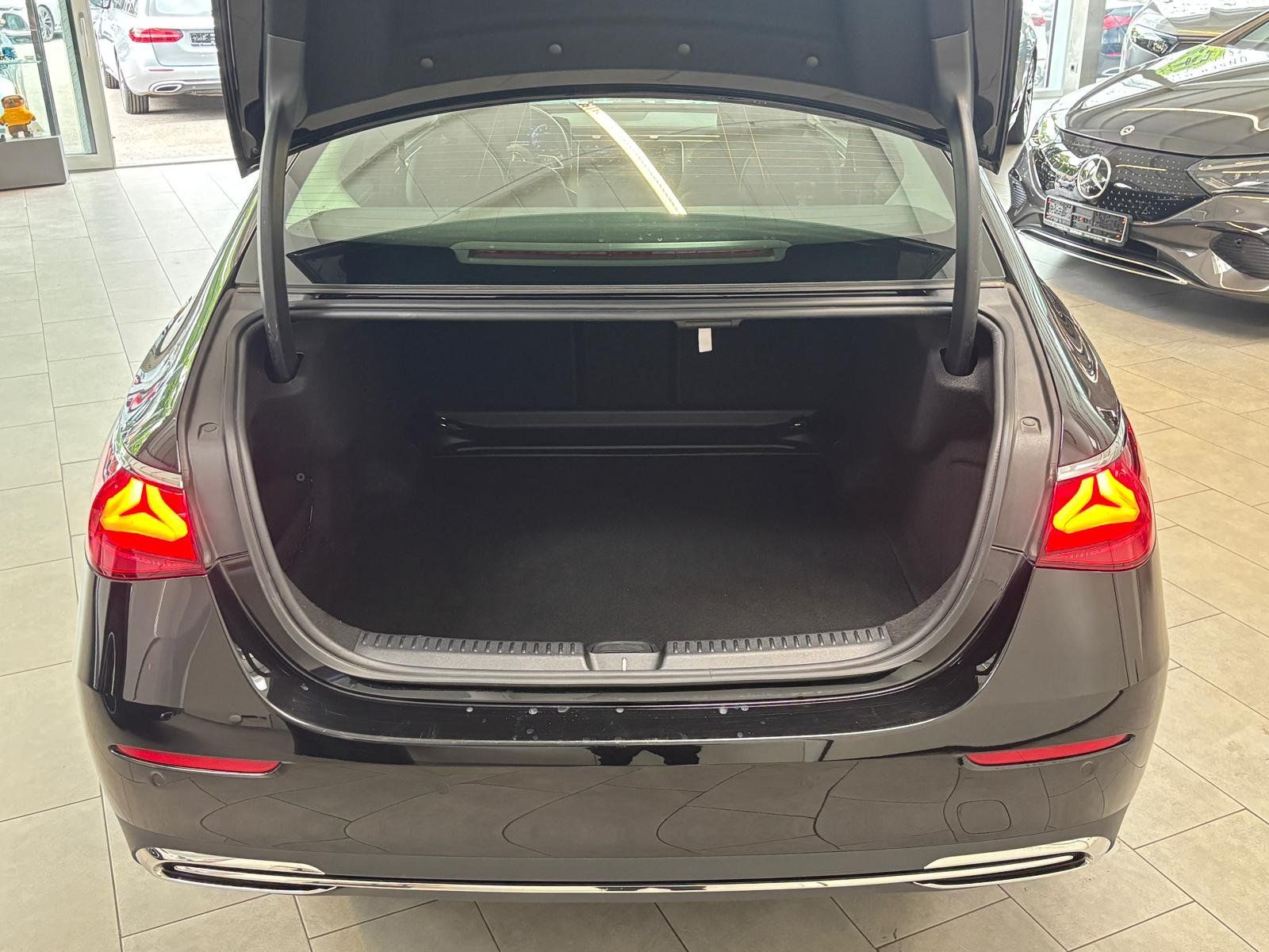 Fahrzeugabbildung Mercedes-Benz E 200 AVANTGARDE PANO+DISTRO+19"+KEYLESS+CARPLAY