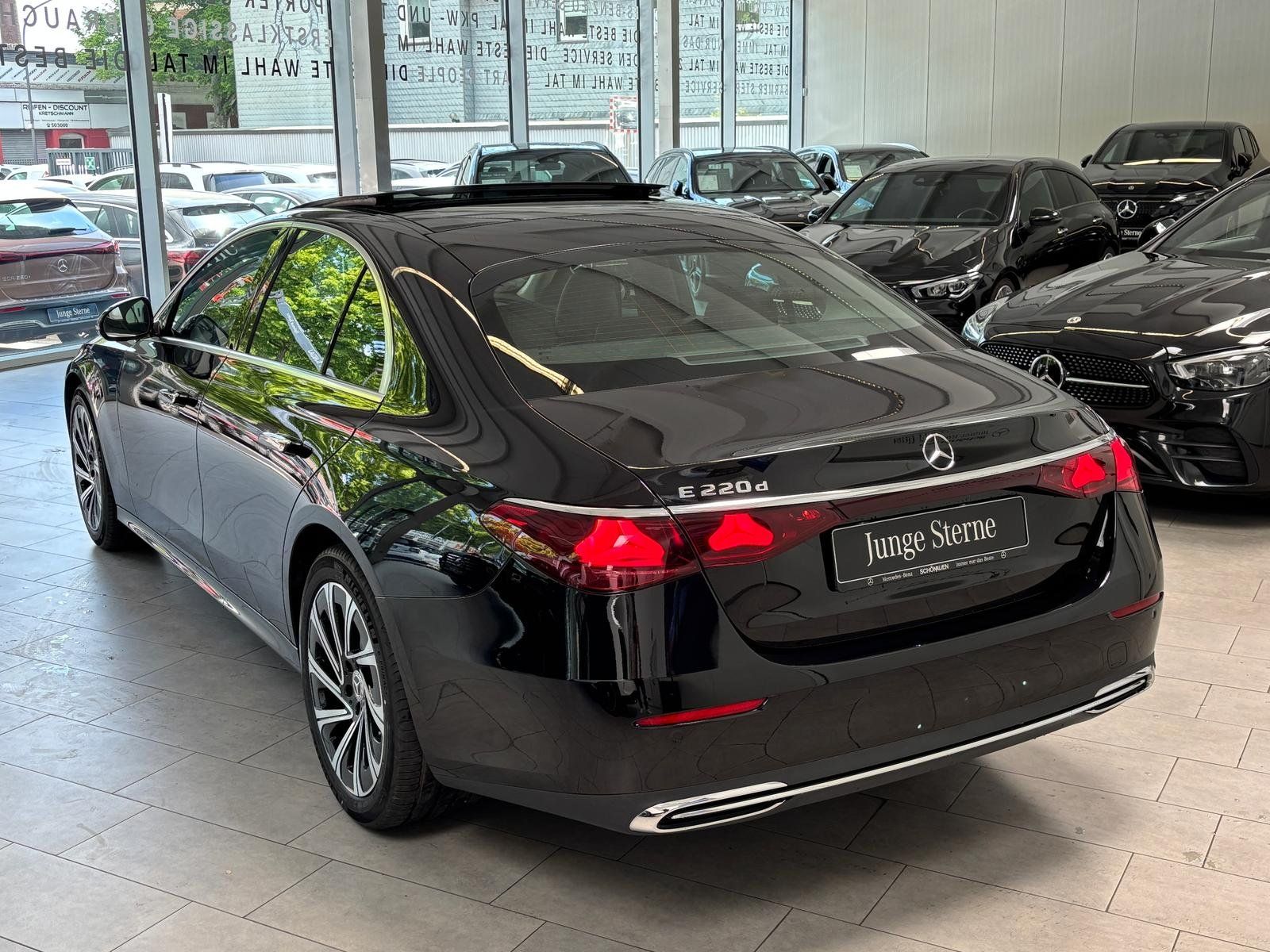 Fahrzeugabbildung Mercedes-Benz E 220 d AVANTGARDE PANO+DISTRONIC+TOTWINKEL+19"