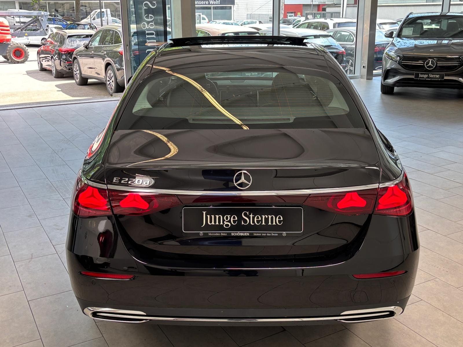 Fahrzeugabbildung Mercedes-Benz E 220 d AVANTGARDE PANO+DISTRONIC+TOTWINKEL+19"