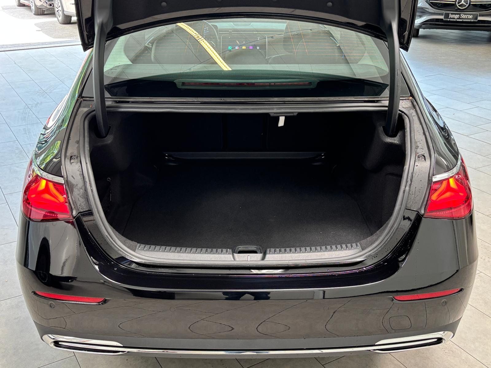 Fahrzeugabbildung Mercedes-Benz E 220 d AVANTGARDE PANO+DISTRONIC+TOTWINKEL+19"